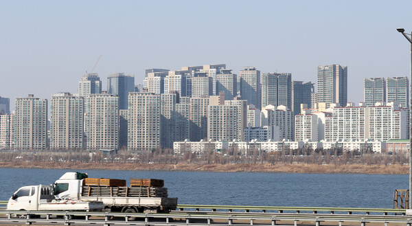 서울시 한강변에 위치한 한 아파트의 모습. [사진제공=뉴시스]