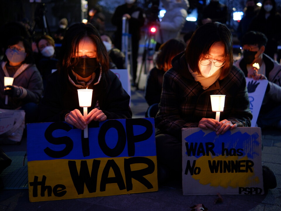 우크라이나 평화행동은 4일 서울시 중구 주한 러시아대사관 앞에서 첫 금요평화촛불을 진행했다. ⓒ투데이신문