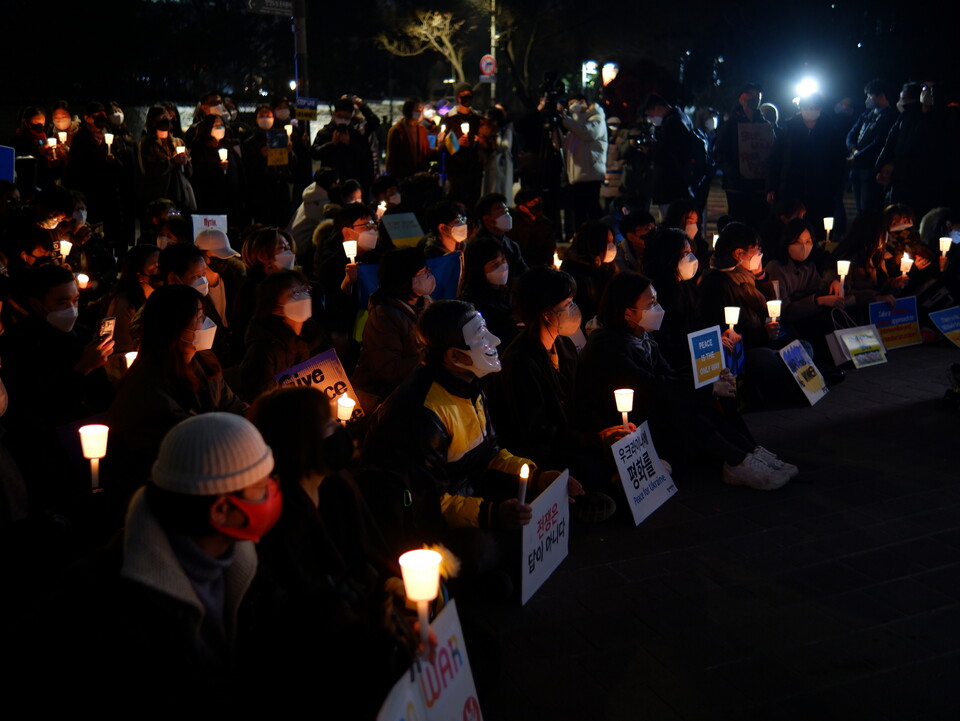 우크라이나 평화행동은 4일 서울시 중구 주한 러시아대사관 앞에서 첫 금요평화촛불을 진행했다. ⓒ투데이신문