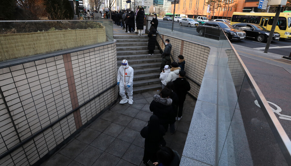 서울시 송파구에 위치한 선별진료소를 찾은 시민들이 코로나19 검사를 받기 위해 인근 지하보도에서 대기하고 있다. [사진제공=뉴시스]