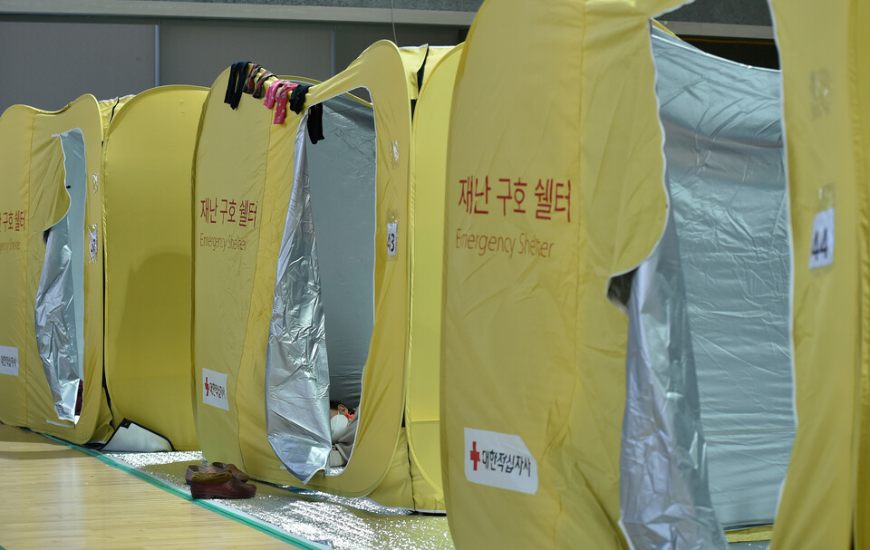 산불 피해를 입은 이재민을 위해 울진국민체육센터에 임시 대피소가 마련됐다. [사진제공=뉴시스]