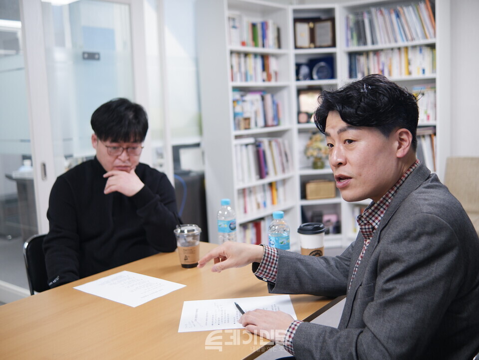 김재욱 작가(왼쪽)와 이종우 상지대 교수 ⓒ투데이신문