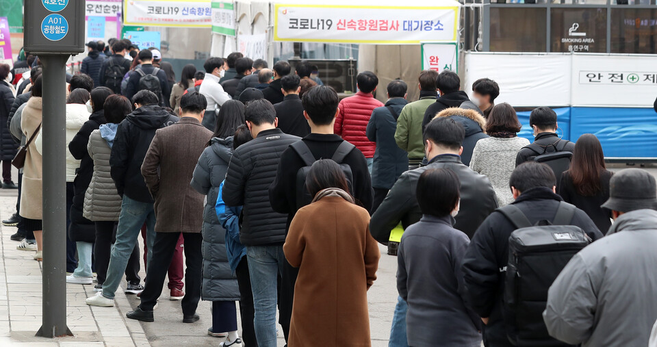 0시 기준 코로나19 신규 확진자가 28만2987명 발생한 11일 오전 서울 중구 서울역광장 코로나19 임시선별검사소에서 시민들이 검사를 받기위해 대기하고 있다. [사진제공=뉴시스]<br>