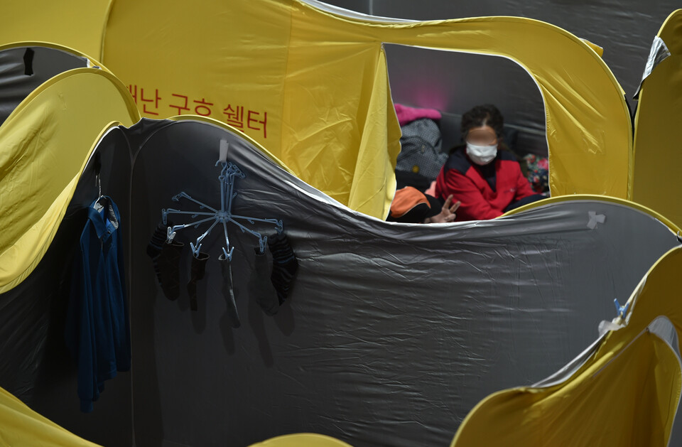 울진국민체육센터에 마련된 임시 대피소에서 이재민들이 휴식을 취하고 있다. [사진제공=뉴시스]