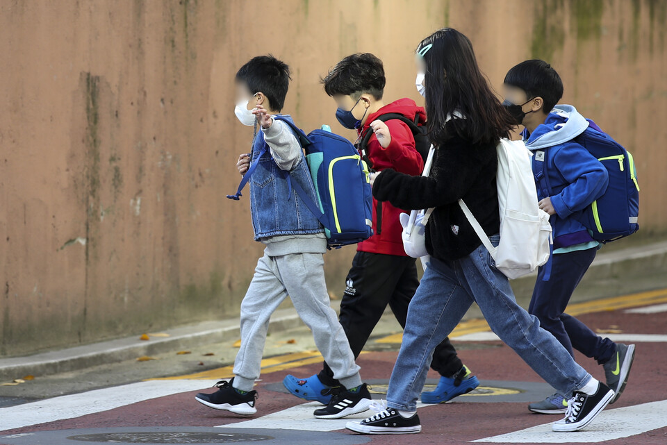 서울시에 위치한 한 초등학교에서 학생들이 등교하고 있다. 위 사진은 기사와 직접 관련 없음. [사진제공=뉴시스]