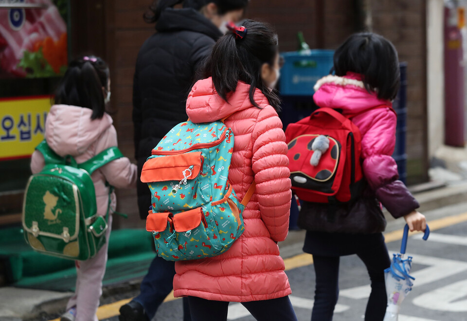&nbsp;서울 시내 한 초등학교에서 학생들이 등교하고 있는 모습 [사진제공=뉴시스]<br>