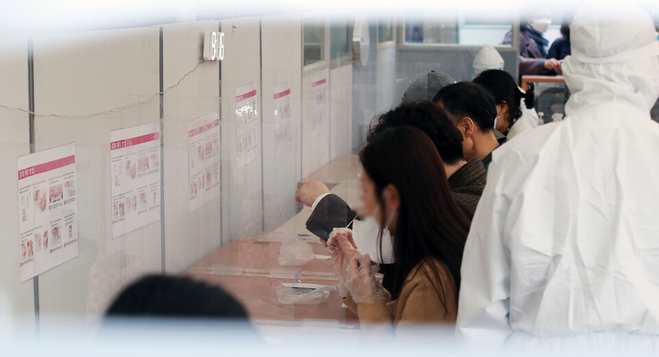 서울 송파구에 위치한 선별진료소에서 시민들이 코로나19 신속항원 자가검사를 하고 있다. [사진제공=뉴시스]