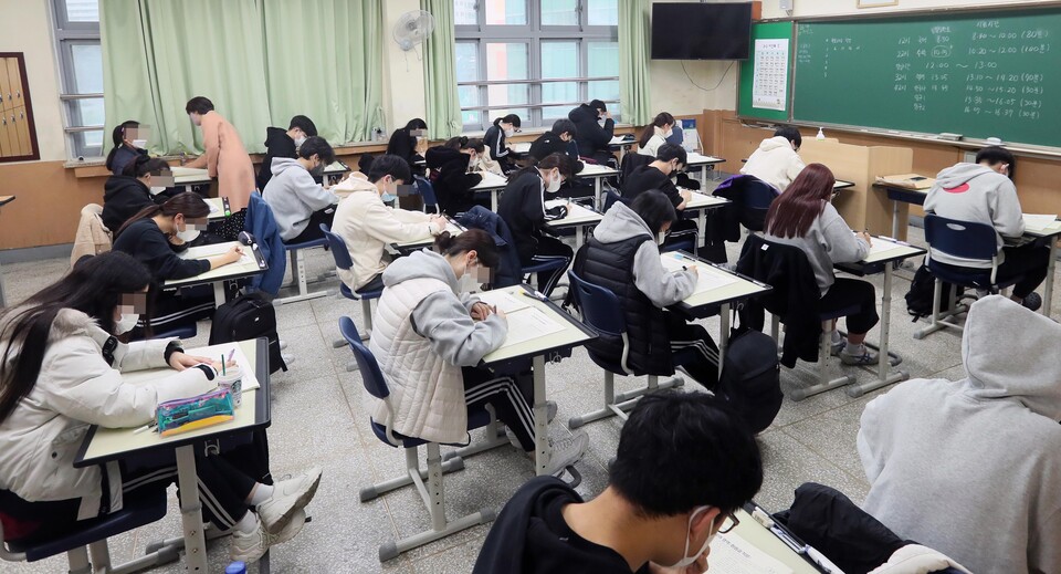 서울 송파구에 위치한 한 고등학교에서 3학년 학생들이 3월 전국연합학력평가를 치르고 있다. [사진제공=뉴시스]