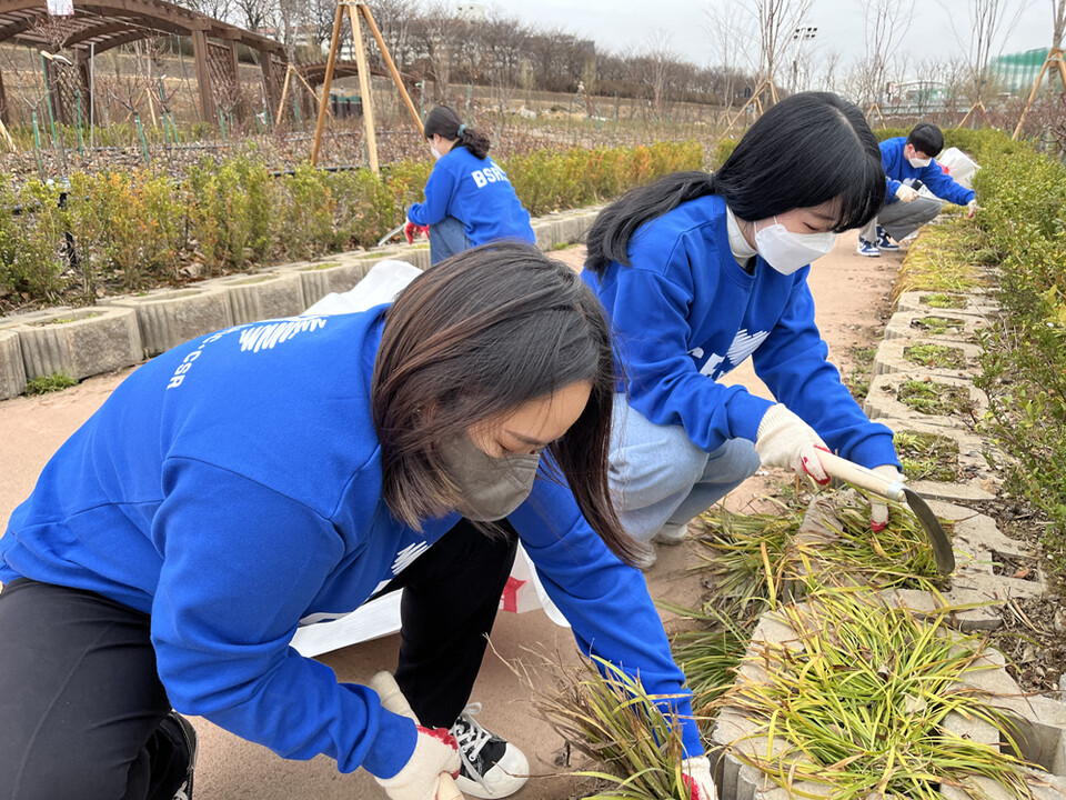  bhc치킨의 대학생 봉사단체인 ‘해바라기 봉사단’ 활동모습 [사진제공=bhc치킨]