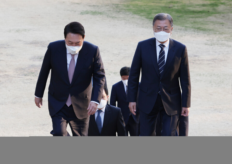 만찬을 위해 상춘재로 향하는 윤석열 대통령 당선인과 문재인 대통령. [사진제공=뉴시스]