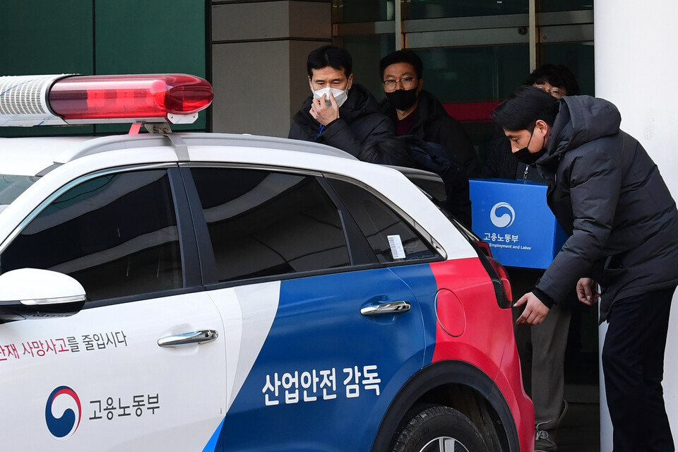 급성중독으로 인한 직업성 질병자 16명이 발생한 것과 관련해 경남 창원시 의창구 두성산업에 대한 압수수색을 진행했다 [사진제공=뉴시스]<br>