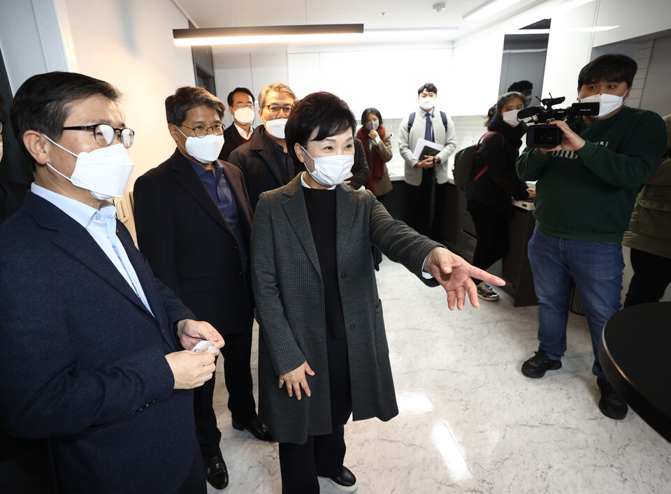 지난 2020년 11월 22일 김현미 국토교통부 장관이 서울시 은평구에 있는 매입임대주택을 둘러보고 있다. [사진제공=뉴시스]