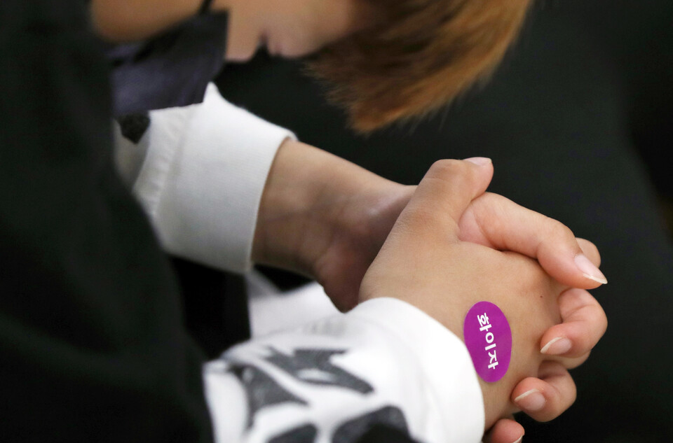 한 어린이가 백신을 접종 한 뒤 두손을 모은 채 이상반응 대기를 하고 있다. [사진제공=공동취재]<br>