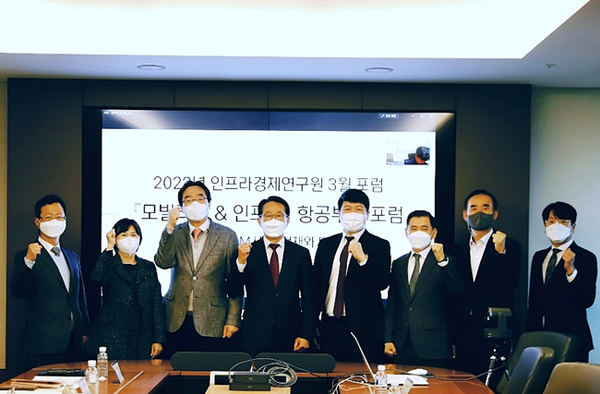 (좌측부터) 신기태 산학협력본부장, 원예선 운영위원장, 김시곤 전 교통학회장, 이창운 원장, 김종열 비엠아이앤씨 대표, 김연명 항공위원장, 김용원 모빌리티위원장, 이은형 선임연구원 [사진제공=인프라경제연구원]<br>