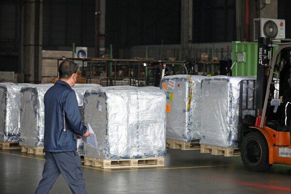 지나달 25일 인천국제공항 화물터미널에 도착한 팍스로비드  [사진제공=뉴시스]