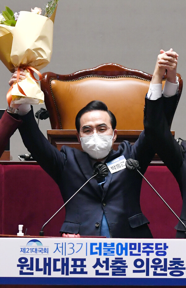 더불어민주당 신임 원내대표로 선출된 박홍근 의원이 지난달 24일 여의도 국회에서 열린 의원총회에서 기념촬영 하고 있다. [사진제공=뉴시스]