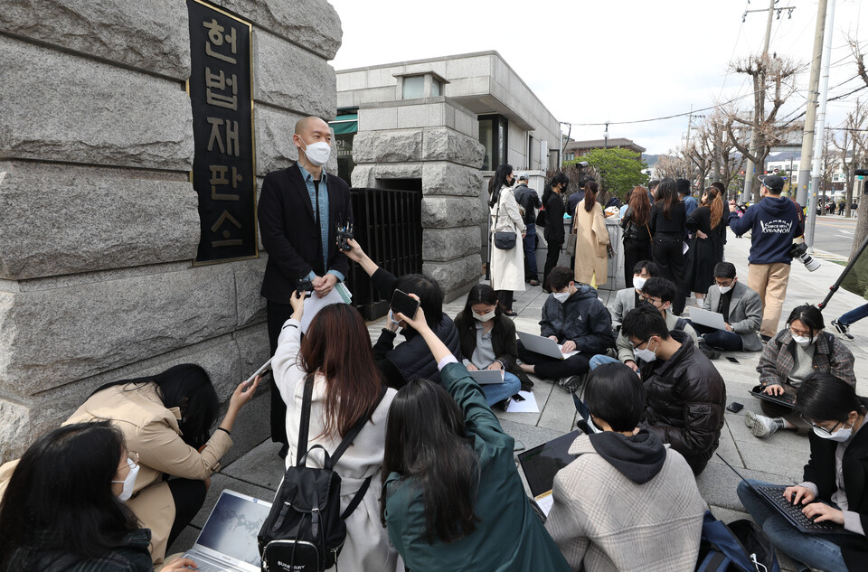 김도윤 타투유니온 지회장이 31일 오후 서울 종로구 재동 헌법재판소에서 열린 의료법 27조 1항 등에 관해 낸 헌법소원심판 사건 합헌 결정 후 기자회견 하고 있다. [사진제공=뉴시스]<br>