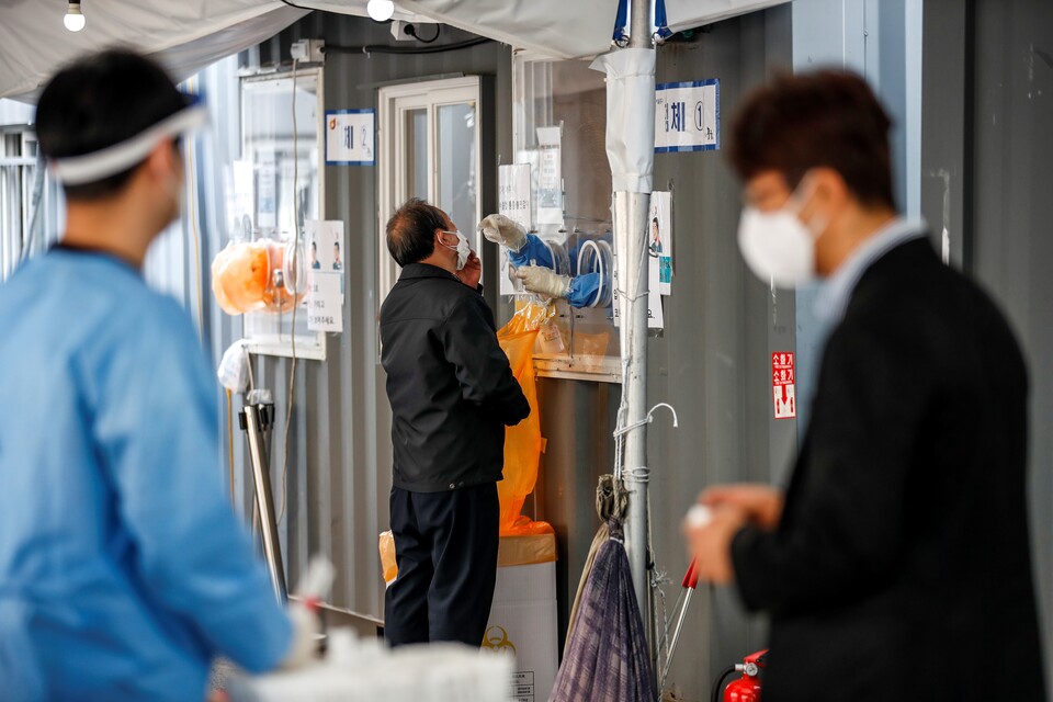 서울 중구 서울역광장에 설치된 임시선별검사소를 찾은 시민이 검사를 받고 있다. [사진제공=뉴시스]