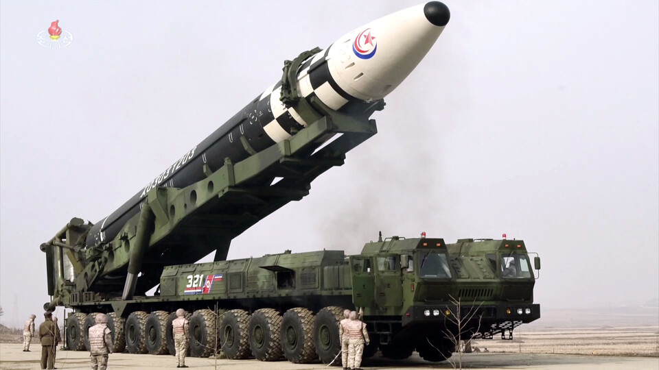 북한이 시험발사한 신형 ICBM인 화성-17형. [사진제공=뉴시스]
