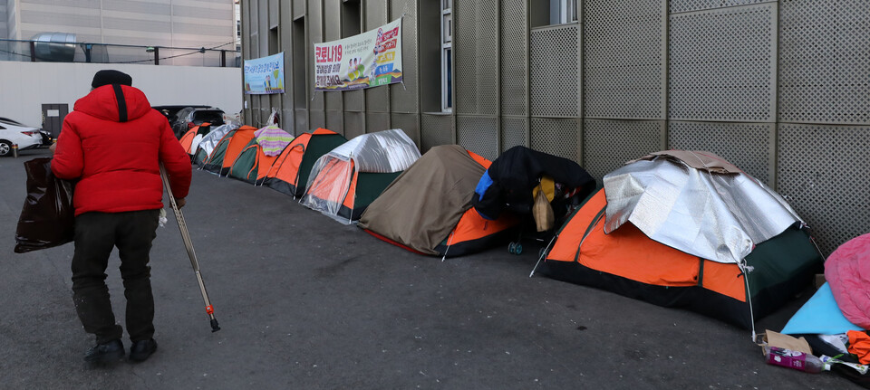 서울역광장에 노숙인들을 위한 텐트가 설치돼 있다.&nbsp; [사진제공=뉴시스]