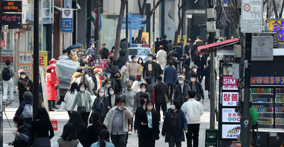 서울 중구 명동거리를 찾은 시민들. 위 사진은 기사와 직접 관련 없음. [사진제공=뉴시스]