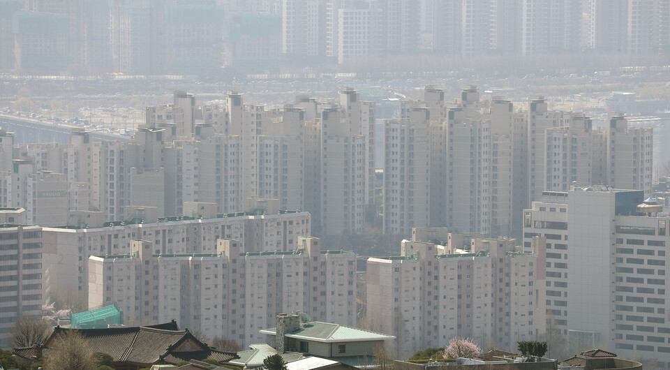 지난 8일 남산타워에서 바라본 서울시 용산구 일대 아파트 모습. [사진제공=뉴시스]