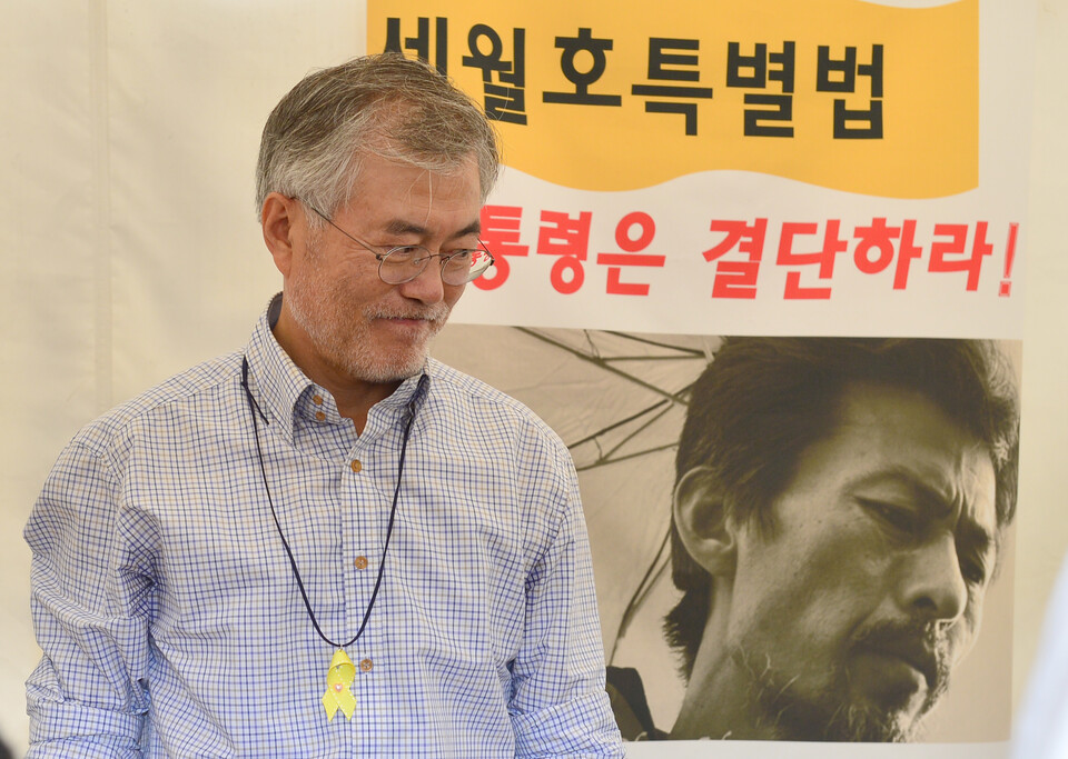 2014년 8월 26일 서울 광화문 광장 세월호 참사 단식 농성장에서 8일째 단식을 이어가고 있는 당시 문재인 의원 [사진제공=뉴시스]<br>