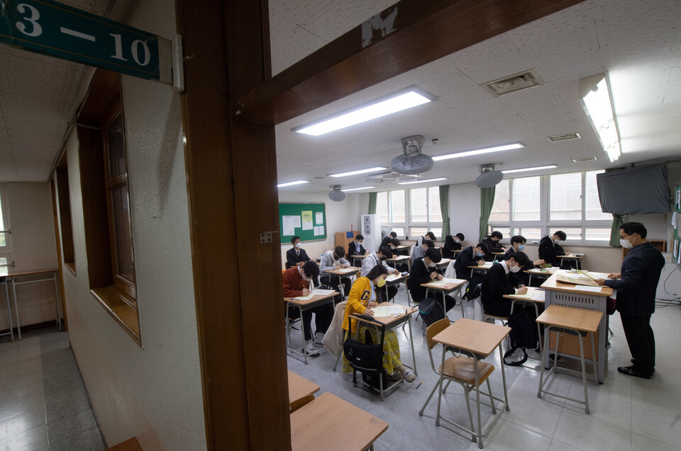 경기도 수원시에 위치한 한 고등학교에서 학생들이 시험을 보고 있다. [사진제공=뉴시스]