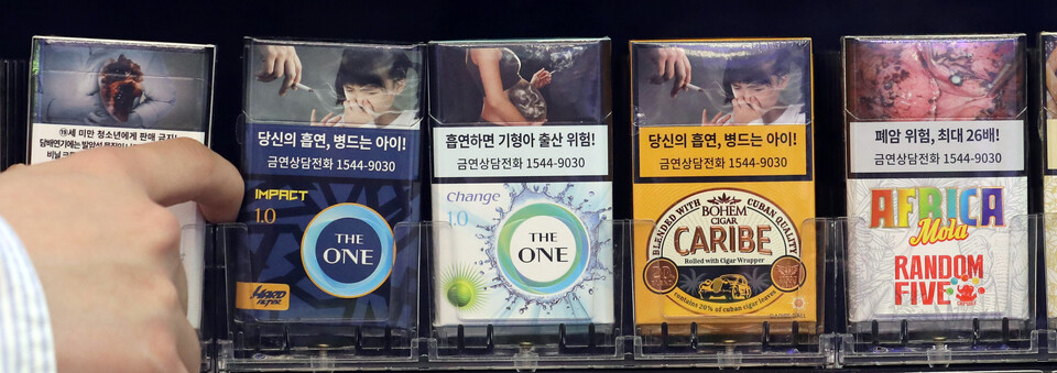 13일 오후 서울 시내 한 편의점에 흡연 경고그림이 그려진 담배가 진열돼 있다. [사진제공=뉴시스]<br>