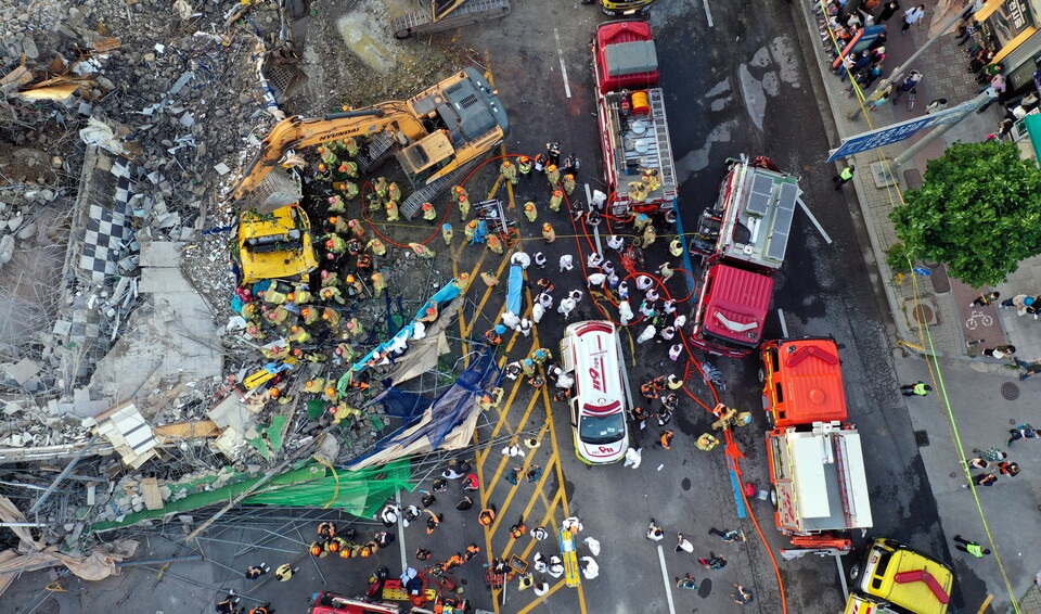 지난해 6월 9일 광주 학동 철거건물 붕괴사고 현장에서 구조작업이 진행되고 있다. [사진제공=뉴시스]