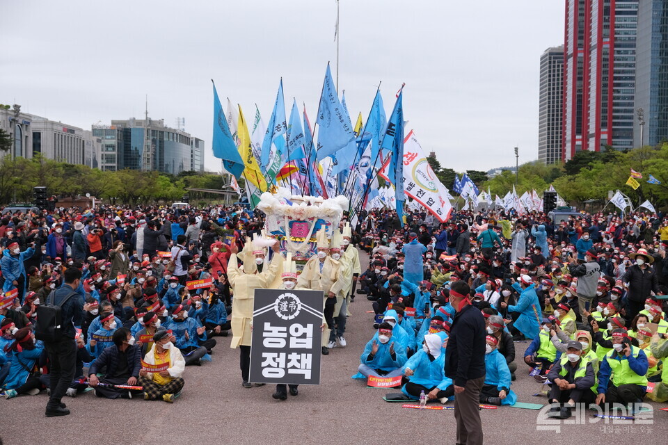 한국농축산연합회, 국민과 함께하는 농민의길, 전국어민회총연맹은 13일 서울시 여의도공원에서 CPTPP가입 저지를 위한 전국농어민대회를 열었다. ⓒ투데이신문