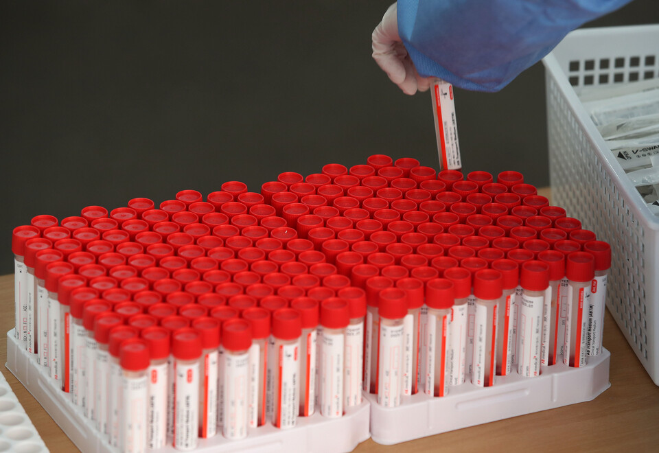 서울 중구 서울역광장에 마련된 임시선별검사소에 PCR검체 채취 키트가 놓여있다. [사진제공=뉴시스]<br>