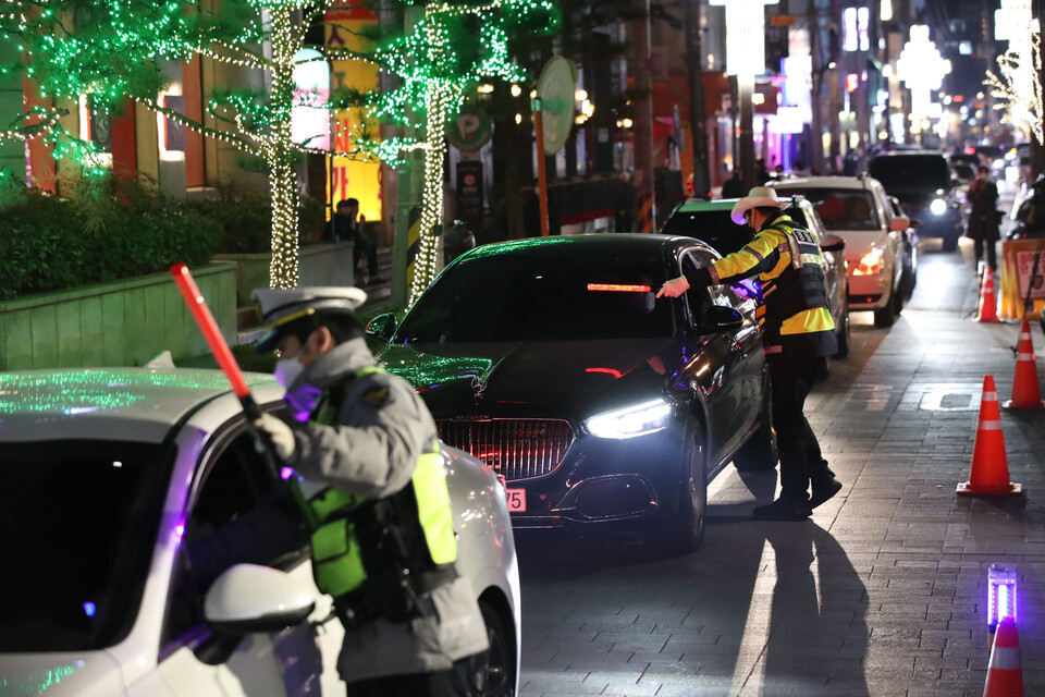 서울 강남구 압구정동의 한 거리에서 경찰이 음주 운전 단속을 진행하고 있다. [사진제공=뉴시스]
