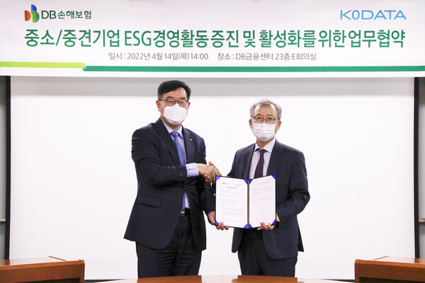 왼쪽부터 DB손해보험 이창수 부사장, KoDATA(한국평가데이터) 정성웅 부사장 [사진제공=DB손해보험]