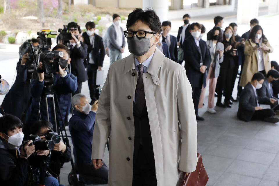 한동훈 법무부 장관 후보자가 15일 서울 서초구 서울고등검찰청에 마련된 인사청문회 준비 사무실로 출근하고 있다. [사진제공=뉴시스]<br>