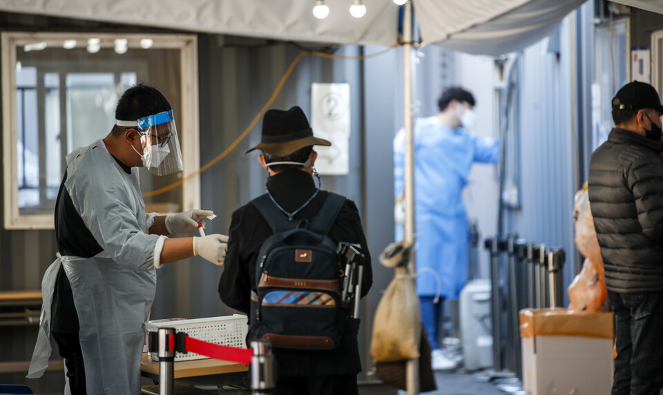 시 기준 코로나19 신규확진자가 10만7916명으로 집계된 16일 오전 서울 중구 서울역 광장에 설치된 코로나19 임시선별검사소를 찾은 시민들이 검사를 받기 위해 줄 서 있다.&nbsp; [사진제공=뉴시스]<br>