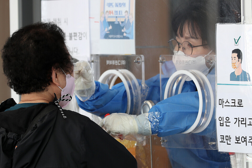 서울시 중구 서울광장에 마련된 임시선별검사소에서 한 시민이 검사를 받고 있다. [사진제공=뉴시스]