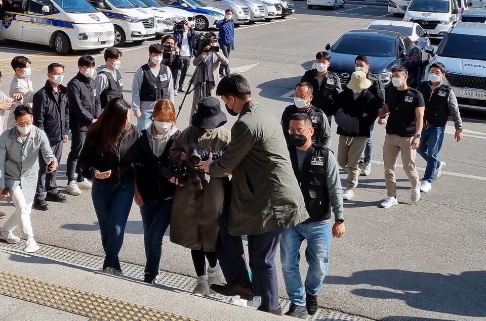 16일 경기 고양시 덕양구의 한 오피스텔에서 계곡살인 사건 용의자 이은해(31)와 내연남 조현수(30)를 붙잡은 경찰이 이 씨 등을 검찰로 인계하기 위해 고양경찰서로 인치하고 있다. [사진제공=뉴시스]<br>
