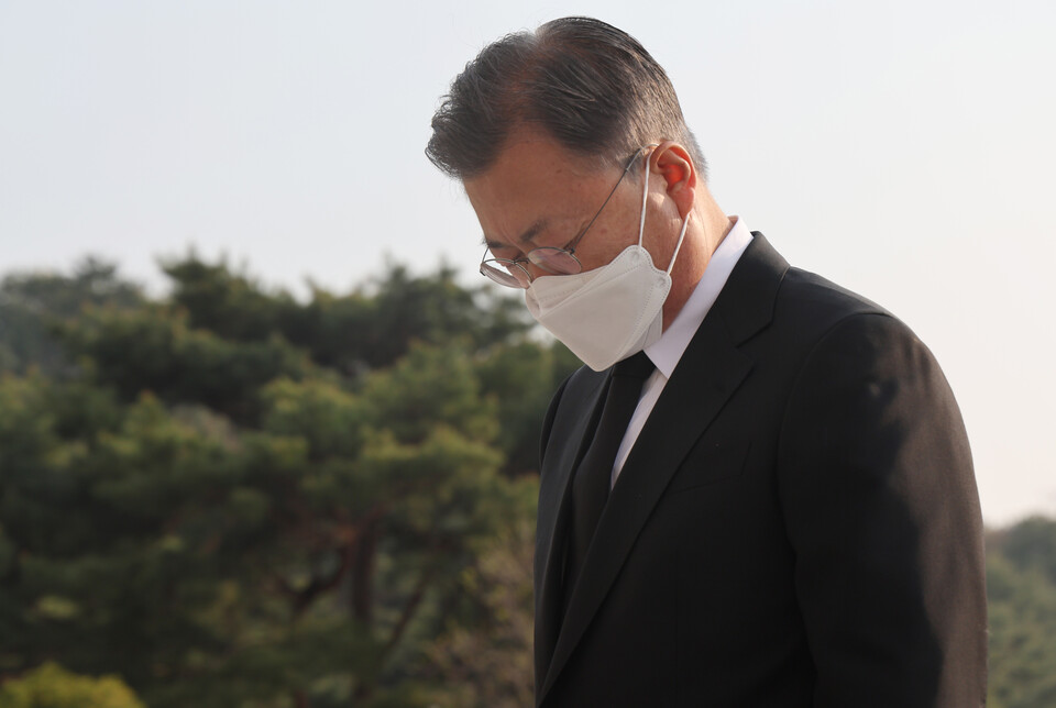 문재인 대통령이 19일 오전 서울 강북구 국립 4.19민주묘지 기념탑에 헌화, 분향한 뒤 묵념하고 있다. [사진제공=뉴시스]