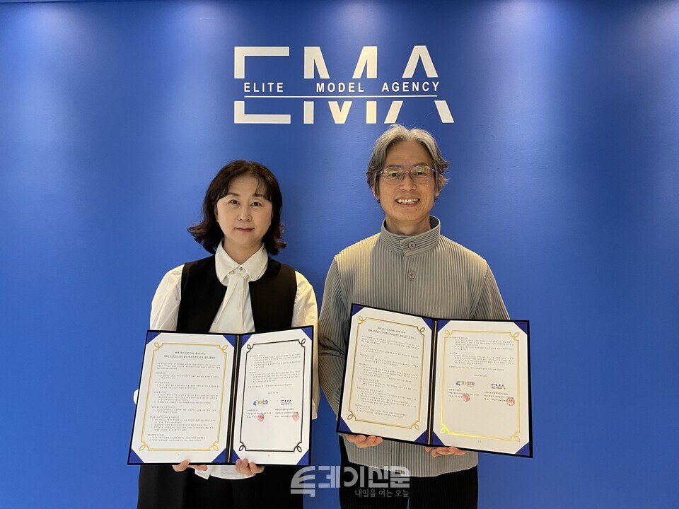 ㈜투데이신문사 박애경 대표(왼쪽)와 엘리트모델에이전시&nbsp;알렉스 강 대표 ⓒ투데이신문