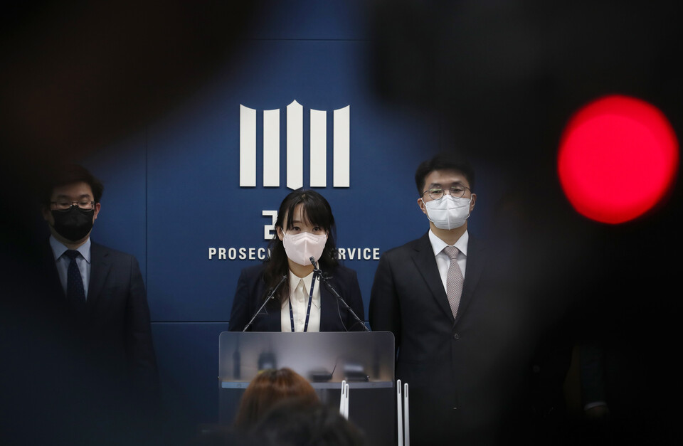 울산지검 남소정 검사(가운데) 등 평검사들이 20일 오전 서울 서초구 서울고등검찰청 기자실에서 검수완박(검찰 수사권 완전 박탈) 입법에 대응하기 위해 전날(19일) 열렸던 전국 평검사회의 결과 브리핑 및 입장문을 발표하고 있다.&nbsp; [사진제공=뉴시스]<br>