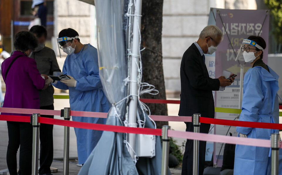 서울시 중구 서울광장에 설치된 코로나19 임시선별검사소를 찾은 시민들이 의료진의 안내를 받고 있다. [사진제공=뉴시스]