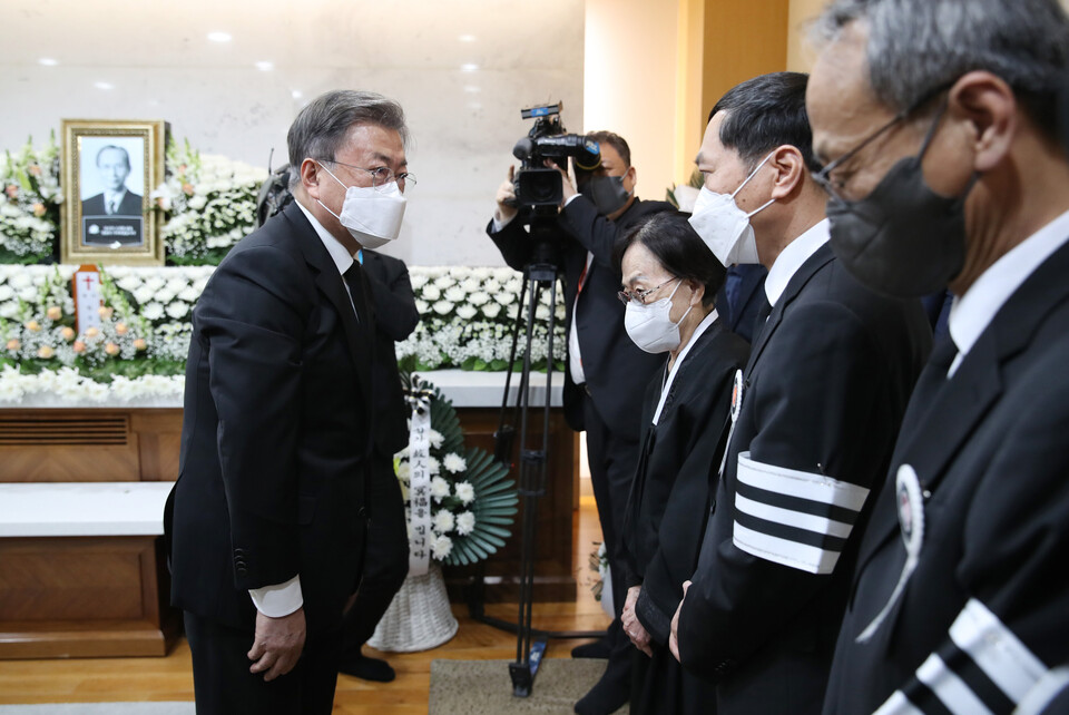 문재인 대통령이 21일 서울 서초구 성모병원 장례식장에 마련된 고 한승헌 전 감사원장 빈소를 찾아 조문, 유가족을 위로하고 있다. [사진제공=뉴시스]