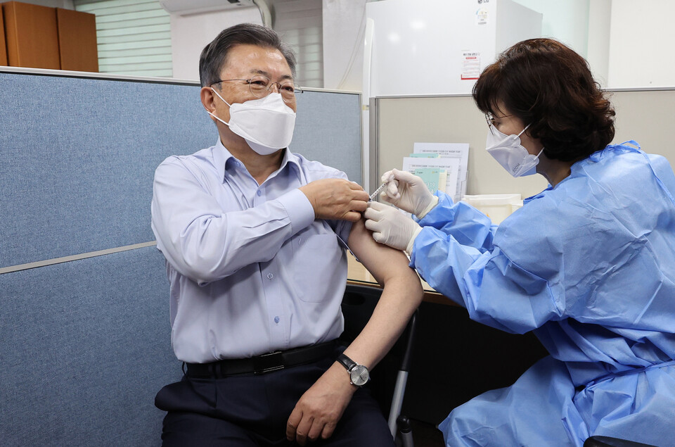 문재인 대통령이 25일 오전 서울 종로구보건소에서 화이자사의 백신으로 코로나19 4차 예방접종을 하고 있다. [사진제공=뉴시스]