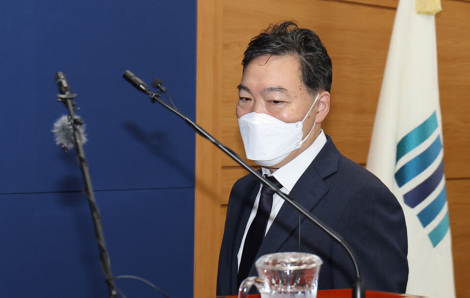 검수완박(검찰 수사권 완전 박탈) 중재안에 반발해 두 번째 사직서를 낸 김오수 검찰총장이 25일 오전 서울 서초구 대검찰청에서 열린 기자간담회에 참석하고 있다.&nbsp; [사진제공=뉴시스]<br>