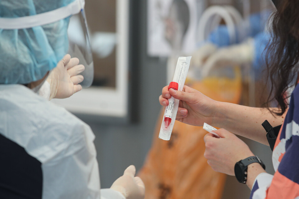 서울시 중구 서울역에 마련된 임시선별검사소에서 의료진이 안내를 하고 있는 모습. [사진제공=뉴시스]