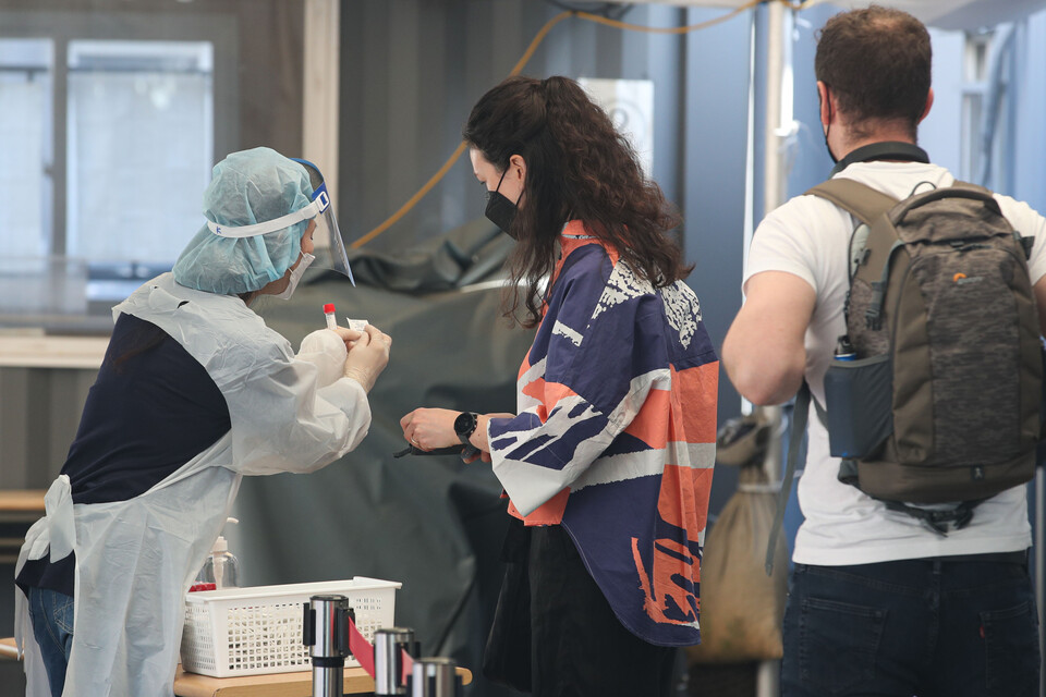 서울시 중구 서울역에 마련된 임시선별검사소에서 의료진이 안내를 하고 있는 모습. [사진제공=뉴시스]