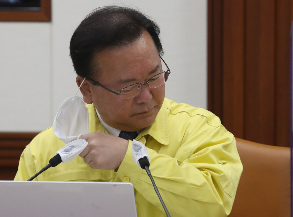 김부겸 국무총리가코로나19 중앙재난안전대책본부 회의 참석해 발언에 앞서 마스크를 벗고 있다. [사진제공=뉴시스]