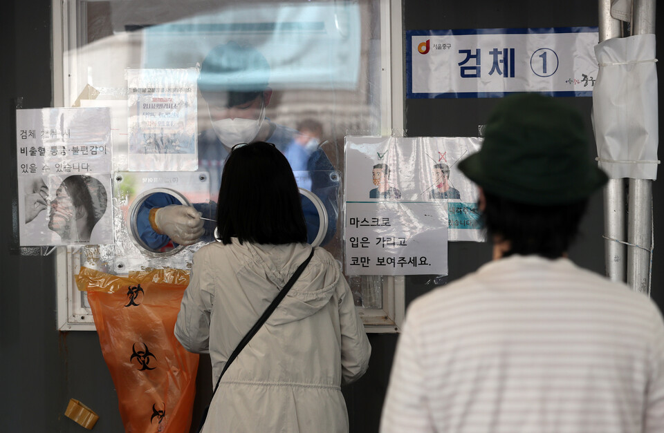 서울역 임시선별검사소를 받은 시민이 pcr검사를 하고 있다. [사진제공=뉴시스]
