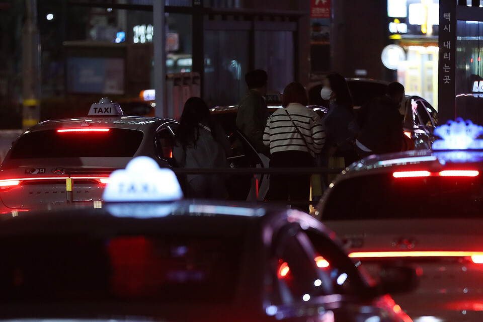 &nbsp;서울 중구 서울역 앞 택시승강장에서 시민들이 택시에서 내리고 있다. [사진제공=뉴시스]<br>